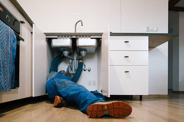 Professional Emergency Plumber technician working in Ivel, KY